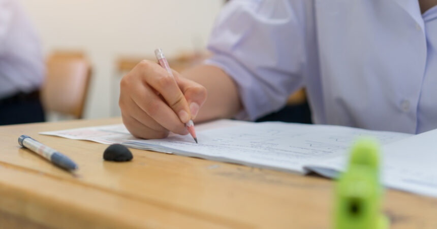 „Scrisoarea unei tinere olimpice către ministrul David: „Vor mai avea elevii motive să rămână în țară? Impactul tăierii burselor asupra viitorului României”” 1 o eleva olimpica i a scris ministrului david oare elevii isi vor mai dori sa ramana in tara taierea burselor ajuta romania 68d2ca0d9ceae