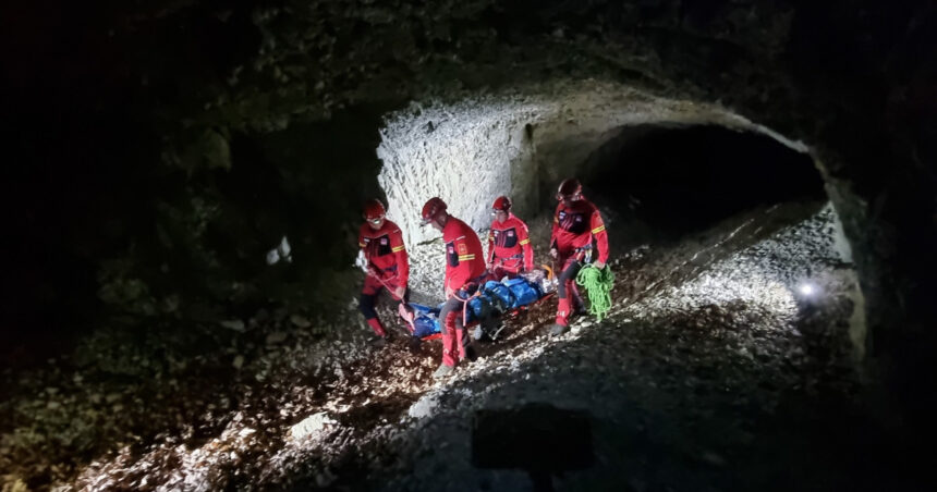 Tragedie pe vârfuri: O viață s-a stins pe munte, iar salvamontiștii au dus patru răniți la spital 1 o persoana a fost gasita decedata pe munte salvamontistii romani au transportat alte 4 la spital 68cfc479233c7