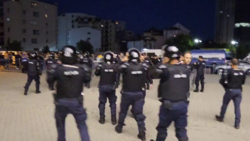 OFICIAL Între haos și pasiune: confruntări între ultrași la România - Ungaria! Jandarmeria impune 7 interdicții pe loc pentru un an! 1 oficial haos la romania ungaria ultrasii s au batut intre ei jandarmeria a dat 7 interdictii de un an pe loc 68d44422b7a63