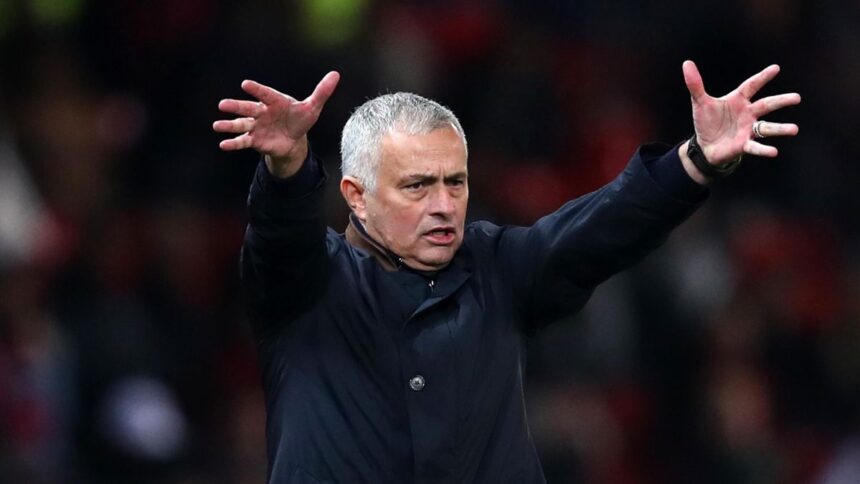 Jose Mourinho, întâmpinat cu entuziasm la noul său club: „Bine ai venit, maestre!” 1 oficial jose mourinho prezentat la noua echipa bine ai venit mister 68cc267dd79ef