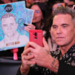 Oficiali bulgari capturați în flagrant după ce au obținut mită de la trupa lui Robbie Williams, folosind Google Translate pentru a negocia! 2 oficiali bulgari retinuti dupa ce au luat mita de la echipa lui robbie williams ca sa ceara spaga au folosit google translate 68dbdaa905a90