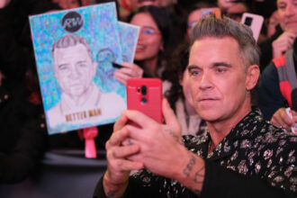 oficiali bulgari retinuti dupa ce au luat mita de la echipa lui robbie williams ca sa ceara spaga au folosit google translate 68dbdaa905a90