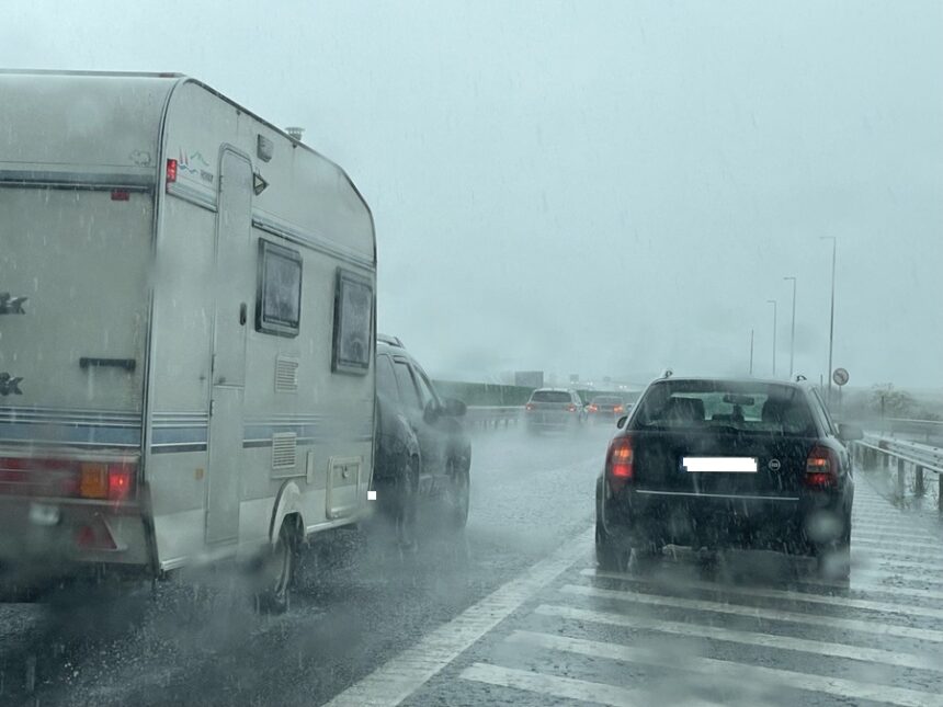 pericol pentru soferii de pe autostrada a2 o ploaie torentiala reduce vizibilitatea exista risc de acvaplanare 68dbcb29e5491
