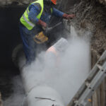 Peste 1.100 de apartamente dintr-o zonă a Capitalei, fără apă caldă timp de cinci zile, în urma reparațiilor la conductele vechi de patru decenii efectuate de Termoenergetica. 3 peste 1 100 de blocuri dintr un sector al capitalei raman fara apa calda cinci zile termoenergetica repara conducte vechi de 40 de ani 68b56d986752f