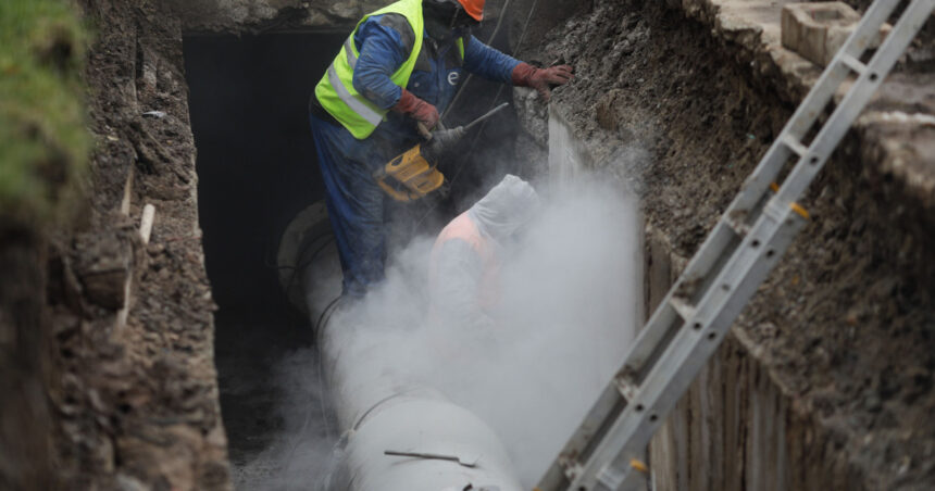 Peste 1.100 de apartamente dintr-o zonă a Capitalei, fără apă caldă timp de cinci zile, în urma reparațiilor la conductele vechi de patru decenii efectuate de Termoenergetica. 1 peste 1 100 de blocuri dintr un sector al capitalei raman fara apa calda cinci zile termoenergetica repara conducte vechi de 40 de ani 68b56d986752f