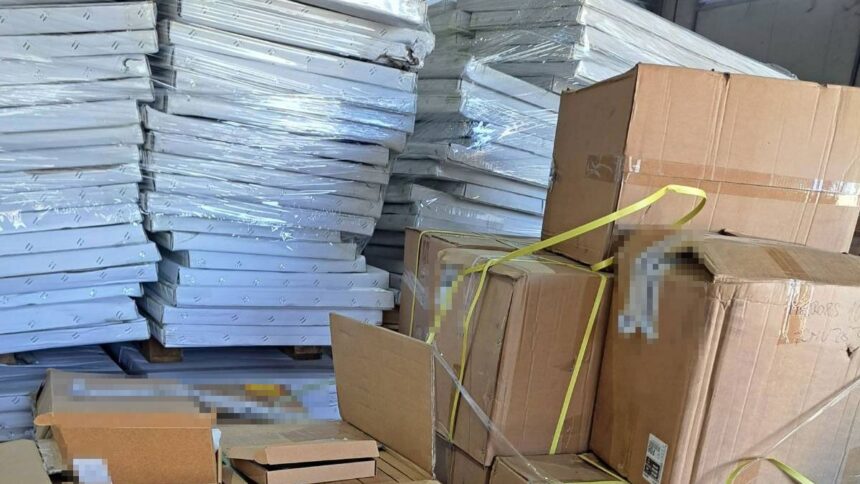 Poliția de Frontieră din Constanța dezvăluie o captură impresionantă: peste 1100 de oglinzi auto suspecte, în valoare de circa 60.000 lei! 1 peste 1100 de oglinzi auto susceptibile a fi contrafacute evaluate la aproximativ 60 000 lei descoperite de politistii de frontiera constanteni 68c94047e8f91
