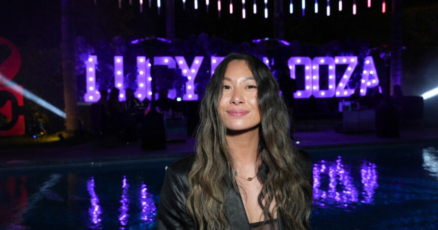Călătoria fascinantă a lui Lucy Guo: Tânăra miliardară care a îmbrățișat succesul din copilărie, pornind de la nimic 1 povestea lui lucy guo cea mai tanara miliardara din lume care a pornit de la zero cum a facut primii bani in copilarie 68b54a53afd5e