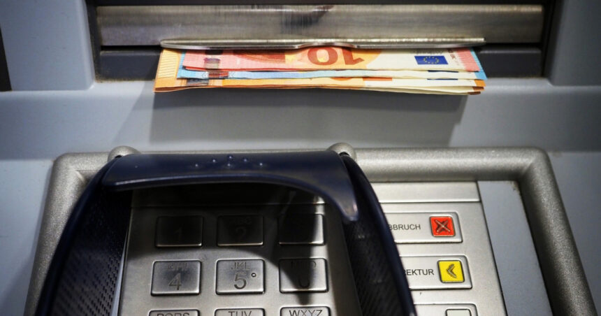 Finalizarea preluării unei bănci românești: pașii esențiali pentru clienți în accesarea fondurilor din conturi 1 preluare unei banci din romania se apropie de final ce trebuie sa faca clientii ca sa si poata accesa banii din conturi 68bc0734d23e4