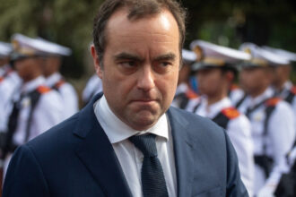 premierul francez sebastien lecornu este acuzat de sindicalisti ca si a inventat masterul in drept cum se apara oficialul 68da9accdc136