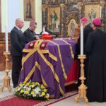 Premierul Ilie Bolojan, alături de catafalcul cardinalului Lucian Mureșan: Un omagiu adus vieții sale. 3 premierul ilie bolojan la catafalcul cardinalului lucian muresan sunt prezent in semn de respect pentru viata acestuia 68d81bb4866d6