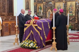 premierul ilie bolojan la catafalcul cardinalului lucian muresan sunt prezent in semn de respect pentru viata acestuia 68d81bb4866d6