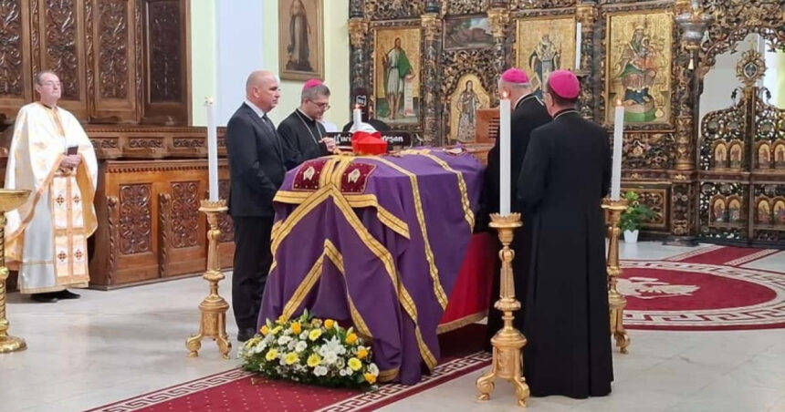 Premierul Ilie Bolojan, alături de catafalcul cardinalului Lucian Mureșan: Un omagiu adus vieții sale. 1 premierul ilie bolojan la catafalcul cardinalului lucian muresan sunt prezent in semn de respect pentru viata acestuia 68d81bb4866d6