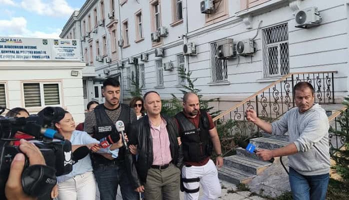 Cadrele didactice sub lupă: Profesor de Religie, suspectat de pornografie infantilă, se prezintă în fața Tribunalului Constanța pentru o posibilă arestare 1 profesorul de religie acuzat de pornografie infantila dus la tribunalul constanta cu propunere de arestare 68d29efe5c4c9