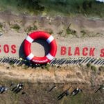 Demonstratie vibrantă a activiștilor Greenpeace pe nisipurile din Vama Veche 3 protest cu zeci de activisti greenpeace pe plaja din vama veche 68d0e68abba83