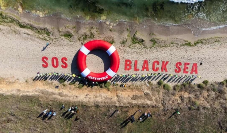 Demonstratie vibrantă a activiștilor Greenpeace pe nisipurile din Vama Veche 1 protest cu zeci de activisti greenpeace pe plaja din vama veche 68d0e68abba83
