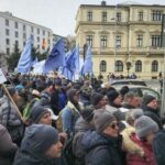 Mobilizare masivă a sindicaliștilor de la Damen Shipyards Mangalia în fața Ministerului Economiei 3 protest de amploare al sindicalistilor de la damen shipyards mangalia la ministerul economiei 68cbc10f55614