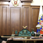 Putin își plasează apropiații în posturi esențiale, sugerând o criză de încredere în consilierii săi: „Poate simte că se apropie o perioadă riscantă” 2 putin isi numeste rude in functii cheie pentru ca nu mai are incredere in oficialii sai poate ca simte ca vine un moment periculos 68d380d07adab