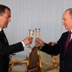 Putin i-a oferit o distincție lui Dmitri Medvedev cu ocazia aniversării sale, în timp ce fostul lider rus a lansat avertismente către Statele Unite. 2 putin l a decorat pe dmitri medvedev de ziua sa fostul presedinte rus a amenintat recent sua 68c6b84eb83c0