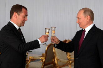 putin l a decorat pe dmitri medvedev de ziua sa fostul presedinte rus a amenintat recent sua 68c6b84eb83c0