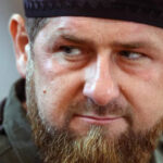 Ramzan Kadîrov, subiect de acuzații grave privind crime de război în Ucraina: soldați capturați, utilizați ca scuturi umane pe clădiri. 2 ramzan kadirov acuzat in lipsa de crime de razboi in ucraina ar fi folosit soldati capturati drept scuturi umane pe acoperisuri 68b6a6646fc72