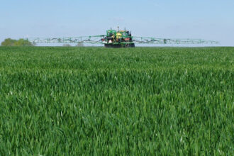 raport ingrijorator europa si a dublat exporturile de pesticide interzise in ue in ultimii sase ani 68d2e430ad6d2