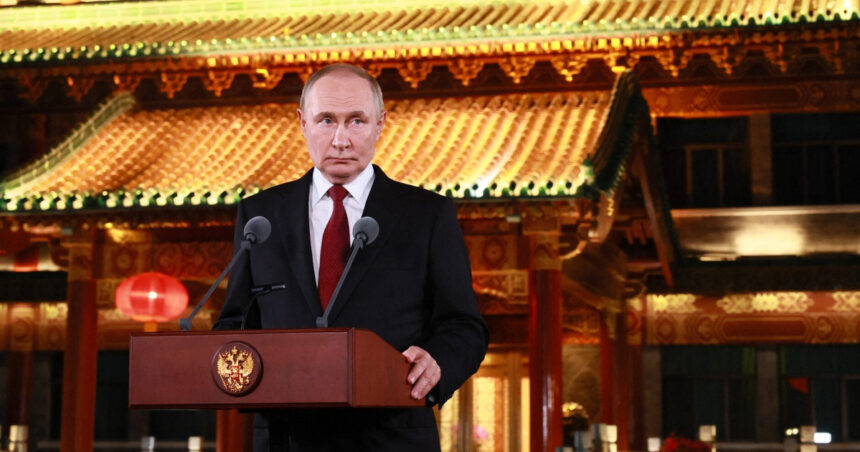 Răspunsul surprinzător al lui Putin la întrebarea despre „Magul de la Kremlin”. Pelicula concurează la festivalul de film de la Veneția. 1 reactia lui putin cand a fost intrebat despre magul de la kremlin filmul in competitia de la festivalul de film de la venetia 68c7c16425c1c
