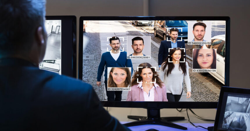 „Sistemul de identificare facială: inovația supermarketurilor britanice în lupta împotriva furturilor” 1 recunoasterea faciala noua arma a supermarketurilor impotriva hotilor sainsburys testeaza tehnologia in marea britanie 68b748202fbb6