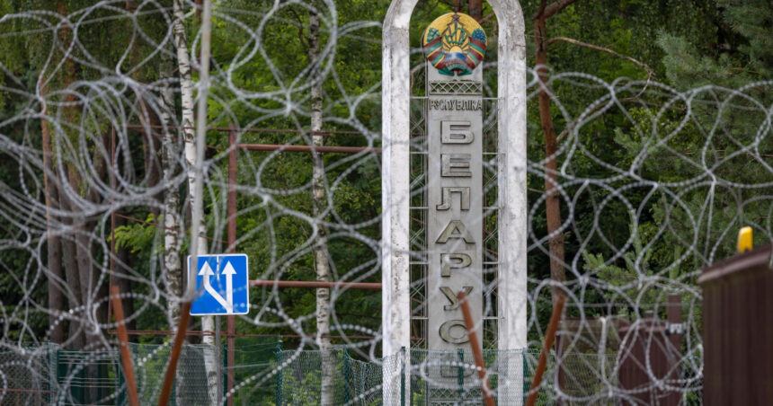 Mii de migranți ilegali, aruncați de regimul Lukașenko la hotarul Poloniei 1 regimul lui lukasenko a trimis mii de migranti ilegali la granita cu polonia 68baf2ba1a608