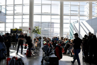 romanii ar putea plati mai putin pentru apa in aeroport proiect cel mult 3 lei pentru o sticla de 500 ml 68d3c2a6cac70