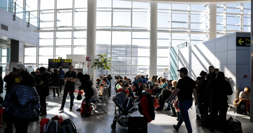 Românii ar putea beneficia de prețuri reduse la apă în aeroport: maximum 3 lei pentru o sticlă de 500 ml! 1 romanii ar putea plati mai putin pentru apa in aeroport proiect cel mult 3 lei pentru o sticla de 500 ml 68d3c2a6cac70