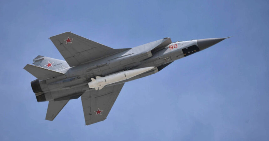 Rusia a desfășurat manevre cu rachete hipersonice „Kinjal” asupra apelor Mării Barents 1 rusia a exersat lovituri cu rachete hipersonice kinjal in cadrul unor exercitii militare deasupra marii barents 68c5cc48af535
