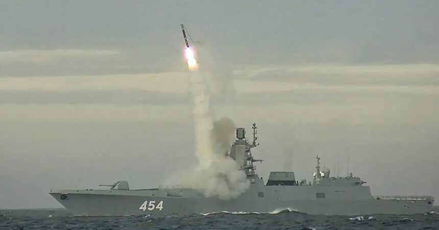 Rusia a efectuat teste cu racheta hipersonică Zircon în cadrul manevrelor „Zapad” și intenționează să o instaleze pe navele și submarinele sale nucleare. 1 rusia a testat o racheta hipersonica zircon in timpul exercitiilor zapad moscova vrea sa o echipeze pe nave si submarine nucleare 68c694c8d58a3