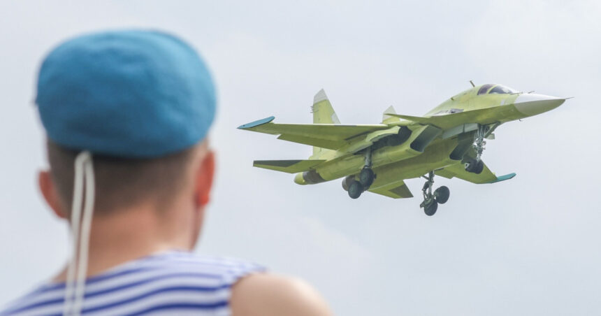 Rusia adaugă noi bombardiere Su-34 în arsenalele sale. „Muncitorii noștri din fabrici, dedicați, optimizează necontenit fluxurile de producție” 1 rusia primeste un nou lot de bombardiere su 34 angajatii nostri din fabrici harnici imbunatatesc constant procesele de productie 68c9b2c29c2a5