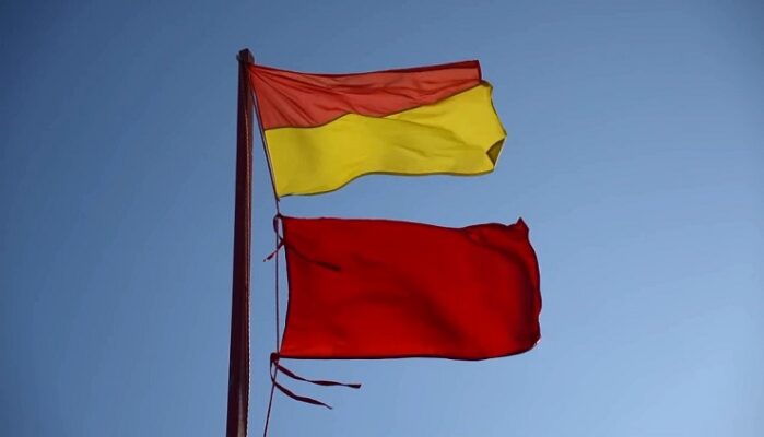 Salvamarii au ridicat astăzi STEAGUL ROȘU pe toate plajele din Eforie 1 salvamarii au arborat si astazi steagul rosu pe toate plajele din eforie 68be60b04c171