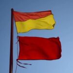 Salvamarii au ridicat STEAGUL ROȘU pe toate țărmurile din Eforie! 2 salvamarii au arborat steagul rosu pe toate plajele din eforie 68bc0404c79ca
