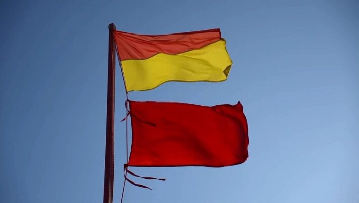 Salvamarii au ridicat STEAGUL ROȘU pe toate țărmurile din Eforie! 1 salvamarii au arborat steagul rosu pe toate plajele din eforie 68bc0404c79ca