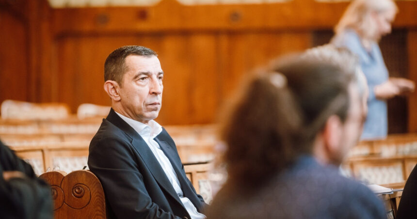 Liderul PNL Mureș: Demisia lui Bolojan nu este în discuție. Ne concentrăm pe reforme, nu pe schimbarea prim-ministrului. 1 seful pnl mures in partid nu exista subiectul demisiei lui bolojan noi incercam sa facem reforma nu sa schimbam prim ministrul 68d18704bdf56