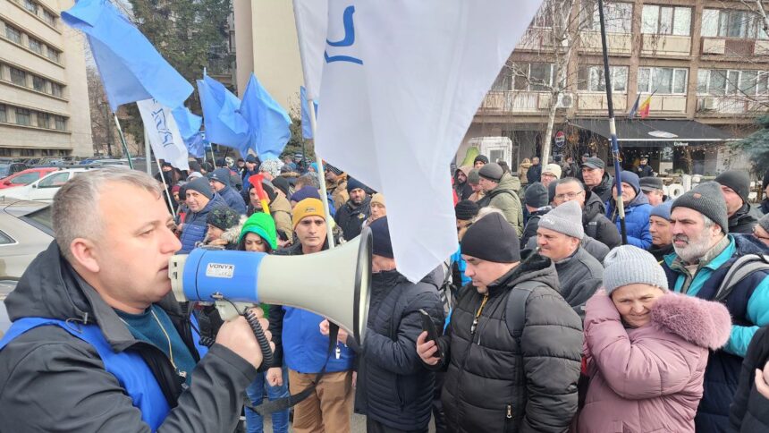 Protestul sindicatelor de la Damen Mangalia: Oameni pleacă, orașul își pierde strălucirea! 1 sindicalistii damen mangalia in strada situatia este disperata oamenii pleaca unul cate unul orasul este trist 68d39bd92112c