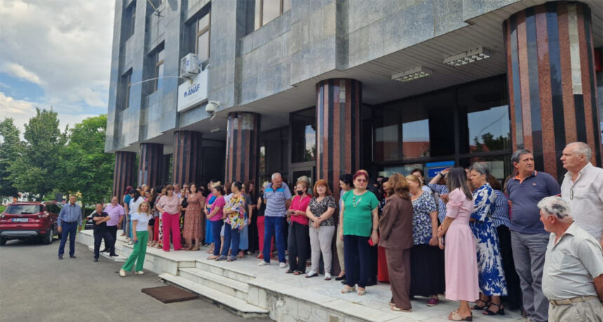 Protest al sindicaliștilor din domeniul financiar: Pichetare la Ministerul Finanțelor și revendicările lor! 1 sindicalistii din finante ies in strada anunta pichetarea sediului ministerului finantelor care sunt nemultumirile acestora 68b7e8f4d8c5a