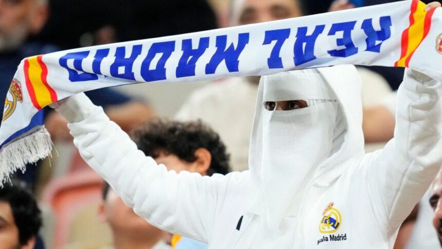 Vedeta de 90 de milioane de euro de la Real Madrid își pune amprenta: „An de an mă gândesc să plec” 1 starul de 90 000 000 de e de la real madrid a pus piciorul in prag in fiecare an imi spun ca o sa plec 68cc0daeaccc4