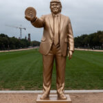 Monument strălucitor de 3 metri cu Trump ținând un Bitcoin, dezvăluit în apropierea Capitoliului 3 statuie aurita de 3 metri infatisandu l pe trump cu un bitcoin in mana instalata in apropiere de capitoliu 68cd0c504e2cf