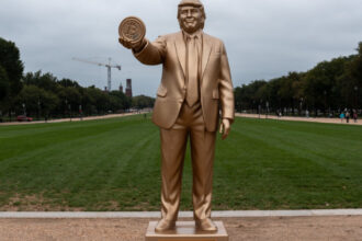 statuie aurita de 3 metri infatisandu l pe trump cu un bitcoin in mana instalata in apropiere de capitoliu 68cd0c504e2cf