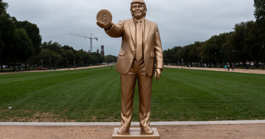 Monument strălucitor de 3 metri cu Trump ținând un Bitcoin, dezvăluit în apropierea Capitoliului 1 statuie aurita de 3 metri infatisandu l pe trump cu un bitcoin in mana instalata in apropiere de capitoliu 68cd0c504e2cf