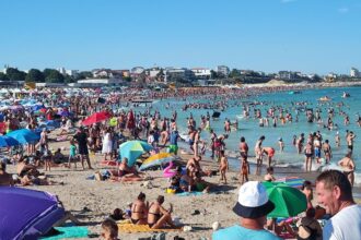 steag galben arborat la eforie nord salvamarii avertizeaza turistii nu depasiti balizele 68be794d25b4c