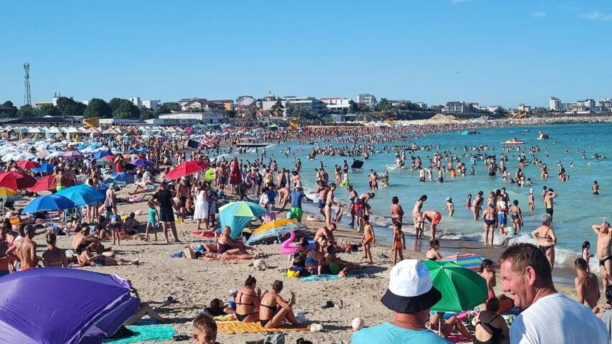 Steag galben ridicat la Eforie Nord: Salvamarii îi sfătuiesc pe turiști să nu traverseze balizele! 1 steag galben arborat la eforie nord salvamarii avertizeaza turistii nu depasiti balizele 68be794d25b4c