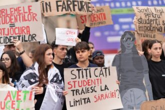 studentii ies in strada in toata tara educatia a fost prima vizata de taierile bugetare 68cad27496432