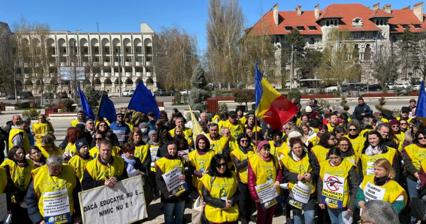 "Viitorul în mâinile noastre: Studenții sprijină profesorii în lupta pentru o educație mai bună pe 8 septembrie" 1 studentii se alatura protestului profesorilor din 8 septembrie banii alocati pentru educatie sunt o investitie nu o cheltuiala 68b6c6119decd