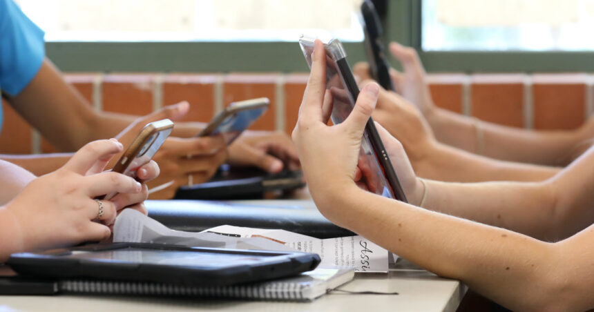 tara din nordul europei care interzice utilizarea telefoanelor mobile in scoli cum stau lucrurile in romania 68c9a12e514fc
