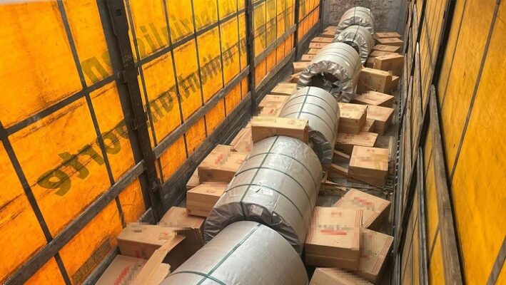 Captură impresionantă: Polițiștii de frontieră găsesc țigări evaluate la 500.000 de lei într-un camion camuflat 1 tigari in valoare de jumatate de milion de lei descoperite de politistii de frontiera ascunse intr un camion 68bea367801b7