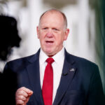 Tom Homan, consilierul lui Trump pe probleme de imigrație, a fost prins primind o sumă de 50.000 de dolari de la un agent FBI infiltrat (Reuters) 2 tom homan consilierul lui trump pentru imigratie a acceptat o mita de 50 000 de dolari de la un agent fbi sub acoperire reuters 68d0ebb91436e